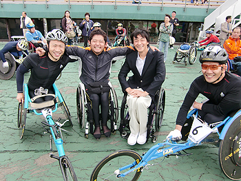 [写真]室塚氏を囲んで