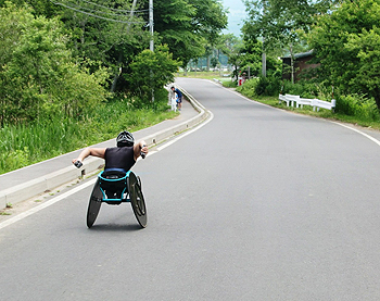 [写真]レーサーでトレーニングする久保恒造