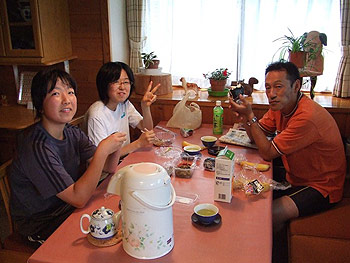 [写真]おにぎりを食べている様子