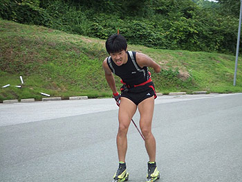 [写真]ローラースキーでトレーニング中の新田佳浩選手