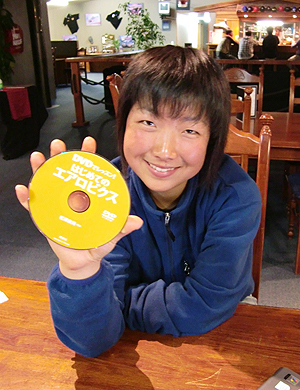 [写真]ＤＶＤと太田渉子