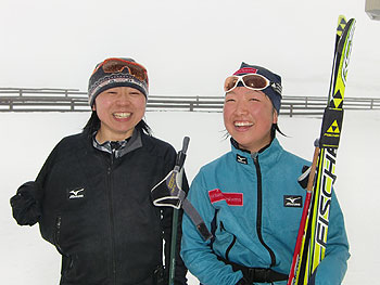 [写真]笑顔の太田渉子選手と出来島桃子選手