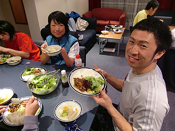 [写真]食卓を囲むメンバー