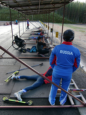 [写真]射撃練習するロシアチーム