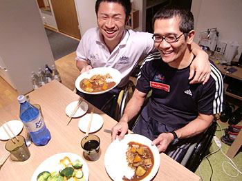 [写真]完成したカレーと笑顔の長田弘幸と久保恒造