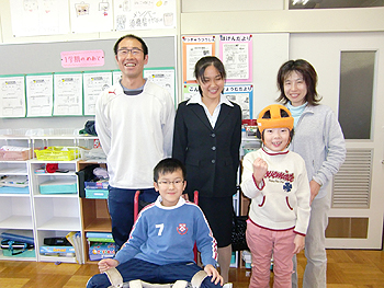 [写真]大平先生と鹿沼選手を囲んで記念撮影