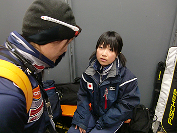 [写真]阿部コーチから太田渉子に指示がでる