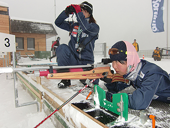 [写真]強風の中で射撃する太田渉子