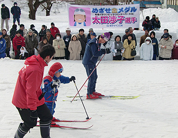 [写真]子供たちともスキーを楽しんだ