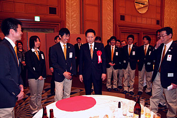 [写真]新田佳浩、鳩山首相