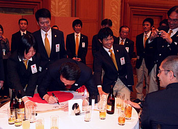 [写真]サインをしている鳩山首相