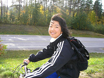 [写真]自転車でソトカモ高校へ通う太田渉子