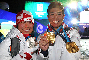 [写真]メダルを手にする太田選手と新田選手