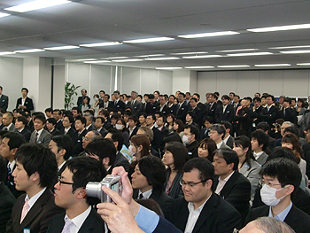 [写真]多くの社員の方がお祝いに駆けつけてくれました