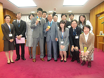 [写真]江東区山崎区長と職員の皆さんで