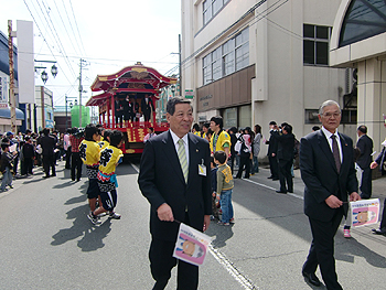 [写真]パレードの先頭を歩く市長と市議会議長