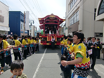 [写真]踊り屋台を引く北村山高校の皆さん