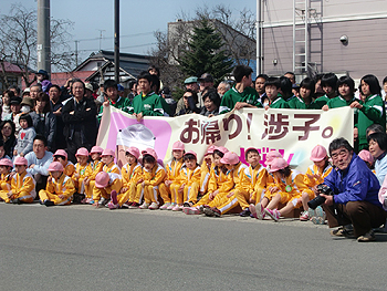 [写真]千人以上の市民が集まった