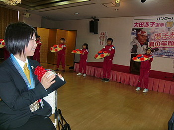 [写真]花笠音頭を踊る尾花沢小学校の皆さん