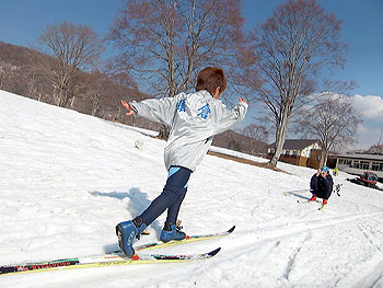 [写真]腕を大きく振って走る猿倉ジュニアスポーツクラブの小学生