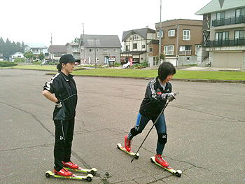 [写真]フォームチェックしてもらう太田渉子選手