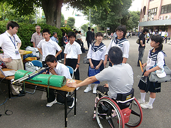 [写真]修学旅行の中学生も挑戦