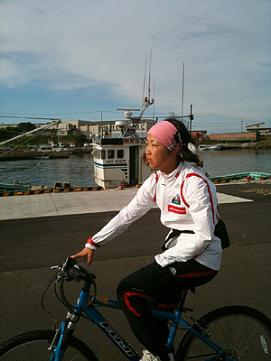 [写真]練習場までサイクリングで行く太田渉子選手