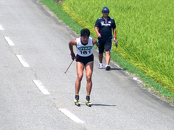 [写真]ダブルポールで走る新田佳浩