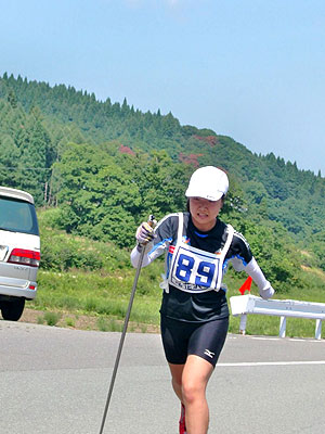 [写真]登り坂を懸命に走る太田渉子