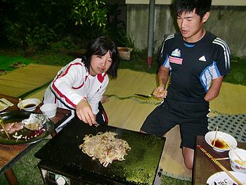 [写真]新田名人の指南で美味しい焼きそばが・・・