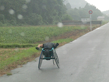 [写真]雨の中、走り続ける久保恒造