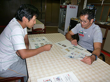 [写真]打ち合わせ中の良さんと長田弘幸選手