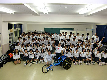 [写真]関根学園の運動部のみんなと長田弘幸選手、荒井秀樹監督