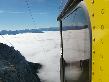 [写真]2700ｍから雲海へ降りるゴンドラ