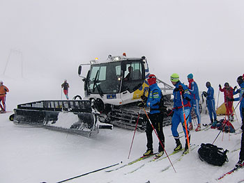 [写真]圧雪車と選手たち