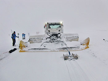 [写真]圧雪車がコースをつけていく