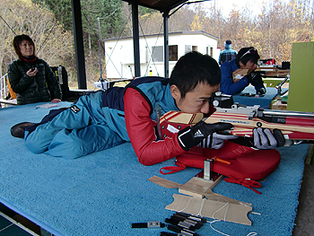 [写真]競い合って撃ち込んでいく