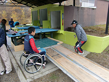 [写真]シリンダーに空気入れ、網走市スポーツ課の岩本さん