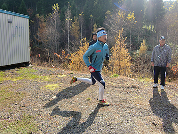 [写真]新田選手は、1kmランで心拍数をあげる