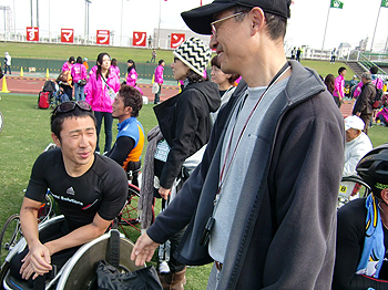 [写真]久保選手の上司、和田部長「頑張ったね」