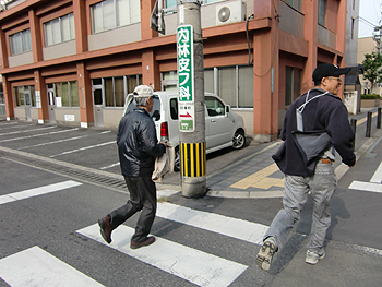 [写真]次の応援地点へ走る二人