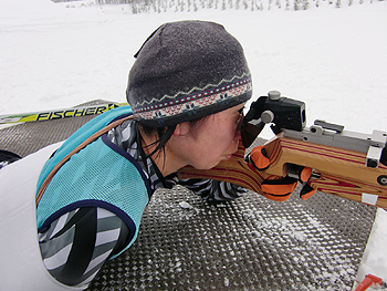 [写真]出来島桃子選手の射撃