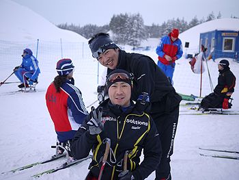 [写真]スタート前、新田がサポートする