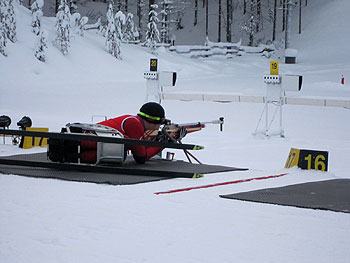 [写真]久保恒造選手、射撃の様子