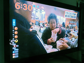 [写真]配膳する新田選手