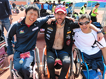 [写真]ラファエル選手とチョーク安岡選手と久保恒造選手