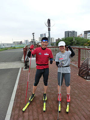 [写真]ガッツポーズの新田佳浩選手と太田渉子選手