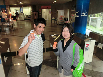 [写真]東京体育館のトレーニングジムで新田佳浩選手と太田渉子選手