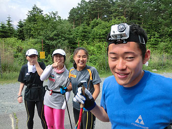 [写真]ビデオカメラを頭につけている瀧上賢治選手とそれを見て笑っている女子選手たち