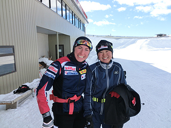 [写真]FIS女子総合１位ユスチナ・コヴァルチック選手と阿部友里香